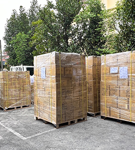 段ボール箱に梱包し、出荷を待つ